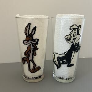1973 Pepsi Collector’s Glasses Series Looney Tune Pepe Le Pew & Wile E Coyote #4